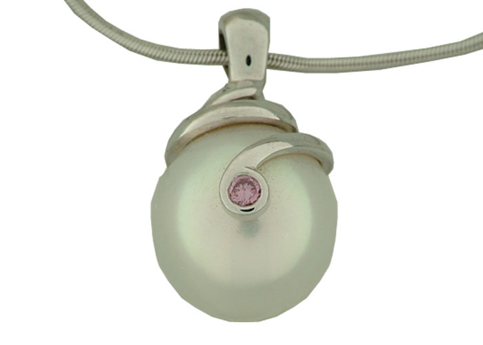 Pearl pendant with pink diamond